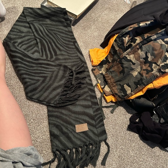 SCARF - Picture 1 of 2